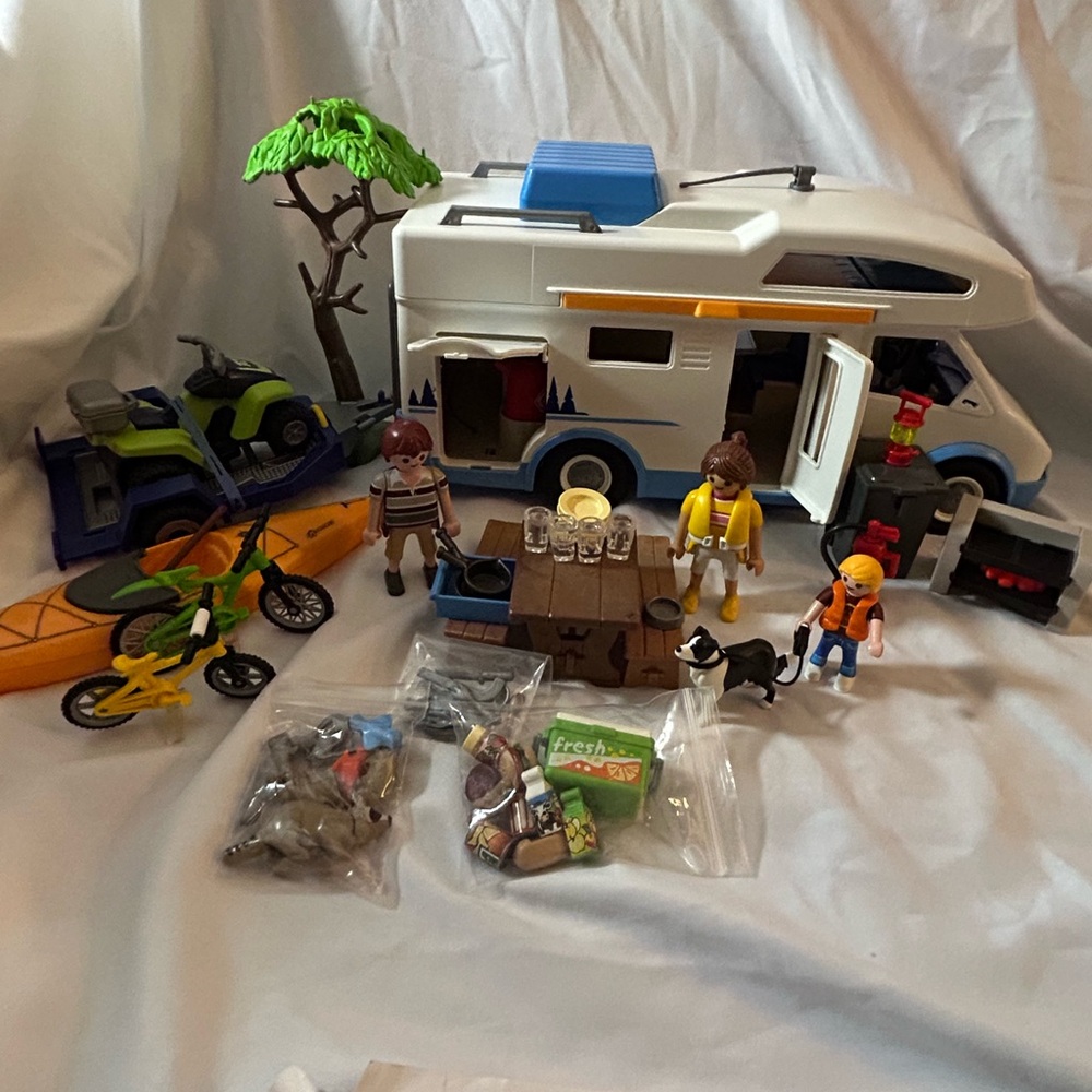 Playmobil Camping Adventure Set 9318 COMPLETE W/Extras